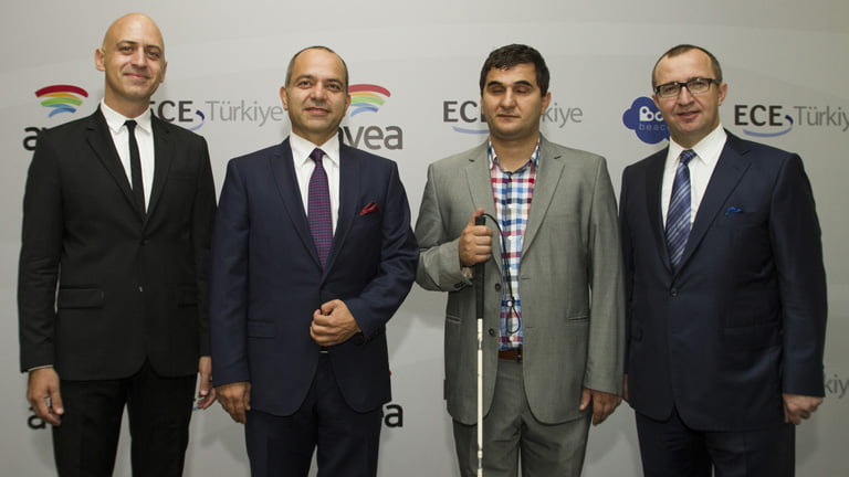 Avea, “Sesli Adımlar”la Görme Engellilere yol gösterecek…