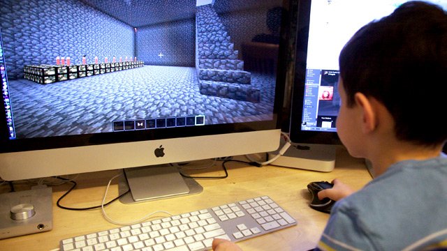 kid-playing-minecraft