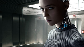 Yapay zekayı ele alan Ex Machina filminden bir sahne