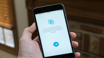 skype-business-iphone6s-plus-hero