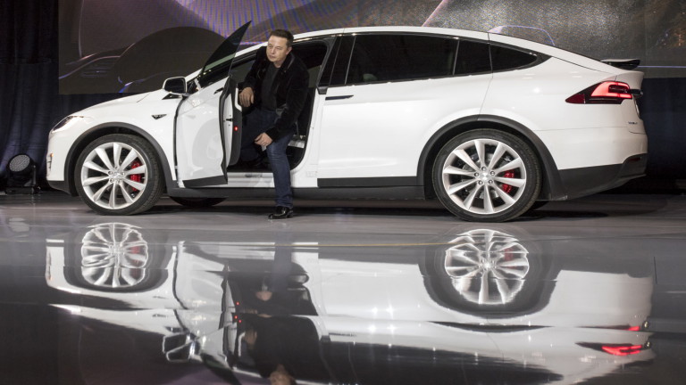 Tesla otomobilleri sürücülerden kurtuluyor