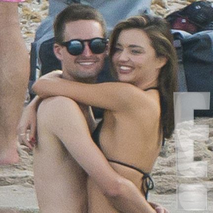 Paparazzilerin Corsica'da görüntülediği Evan Spiegel'in, Snapchat'in tasarladığı akıllı gözlüğü denediği anlaşıldı.