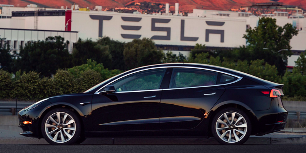 İlk Tesla Model 3 fabrikadan çıktı