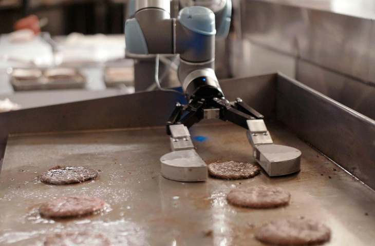 Burger robotu işe başladı!