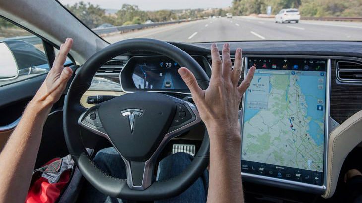 Tesla otomobilleri Netflix ve YouTube videoları seyrettirecek