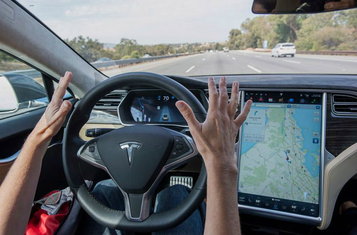 Tesla Autopilot ismiyle kullanıcıları yanıltıyor