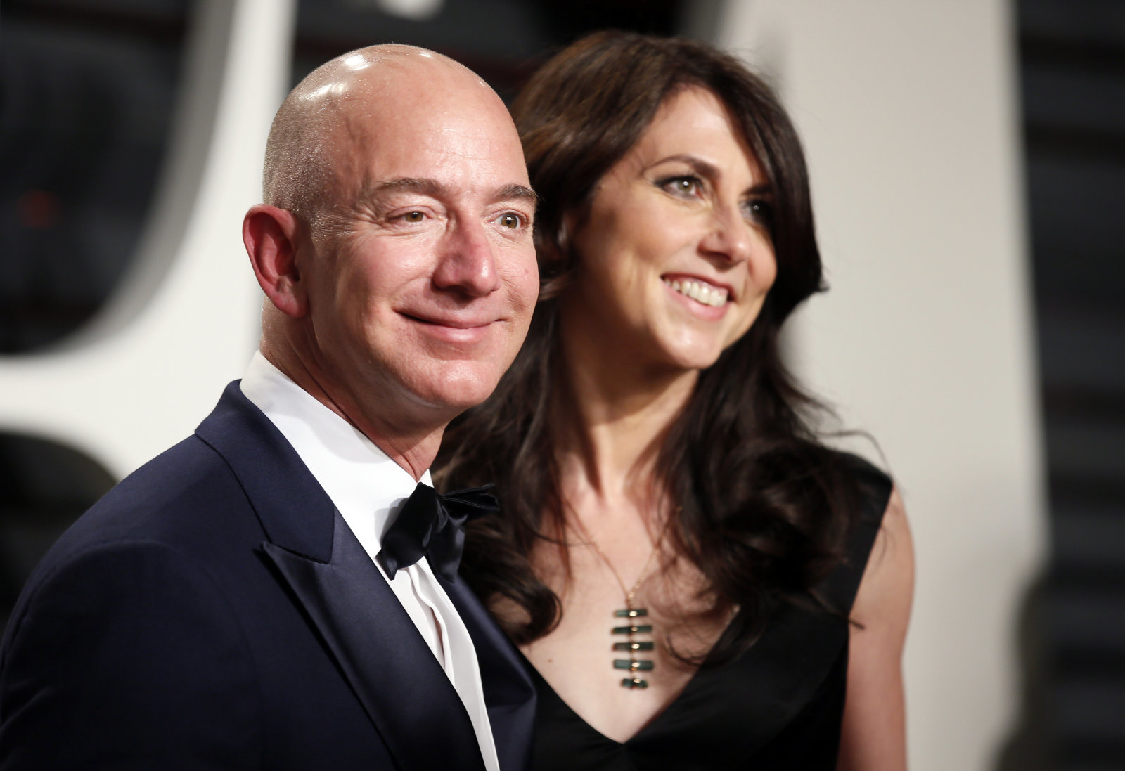 Jeff Bezos hayır işlerine 2 milyar dolar ayırdı