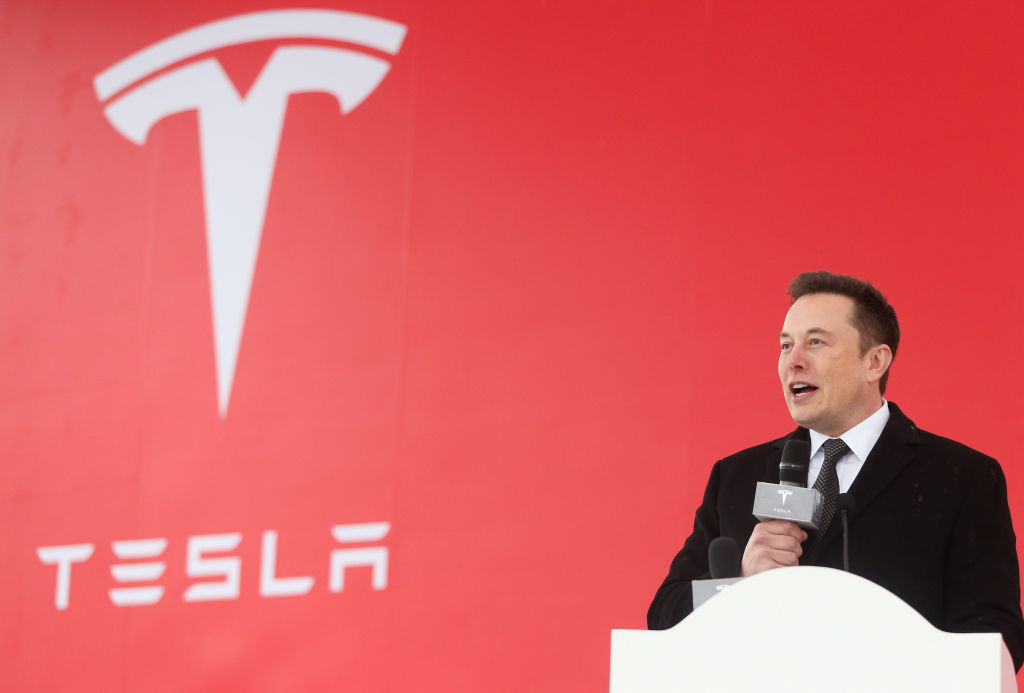 Elon Musk, Tesla çalışanına vurdu mu?