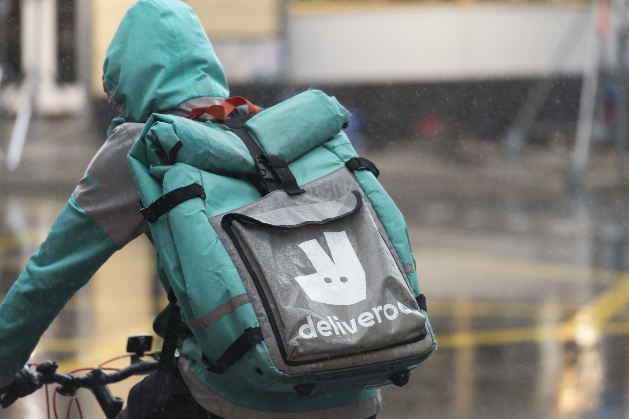 İngiltere Amazon’un Deliveroo’yu satın almasını onayladı