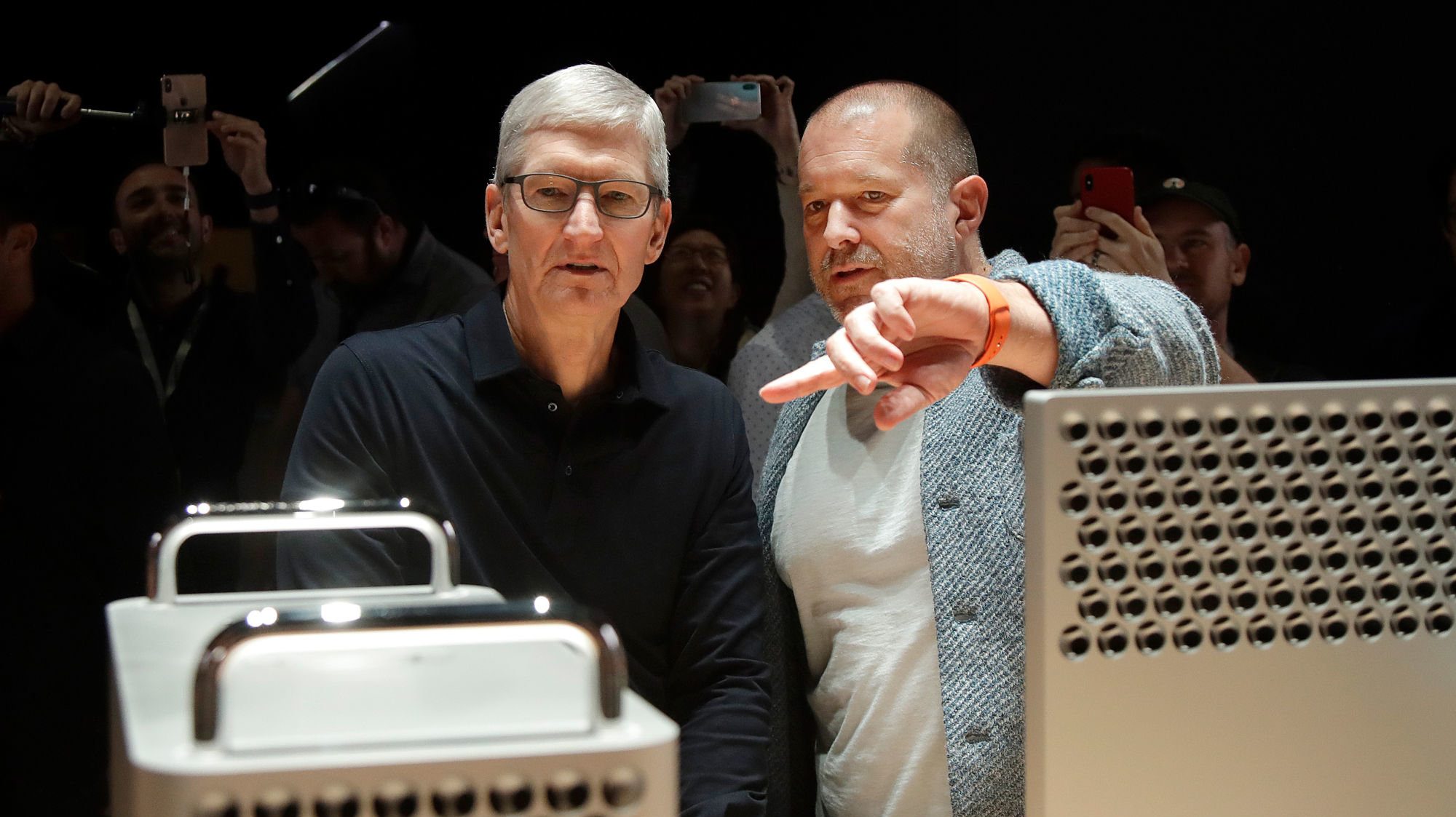 Jonathan Ive’ın adı Apple sitesinden silindi