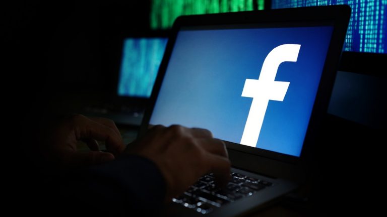 Facebook çalışanlarının hesap bilgileri