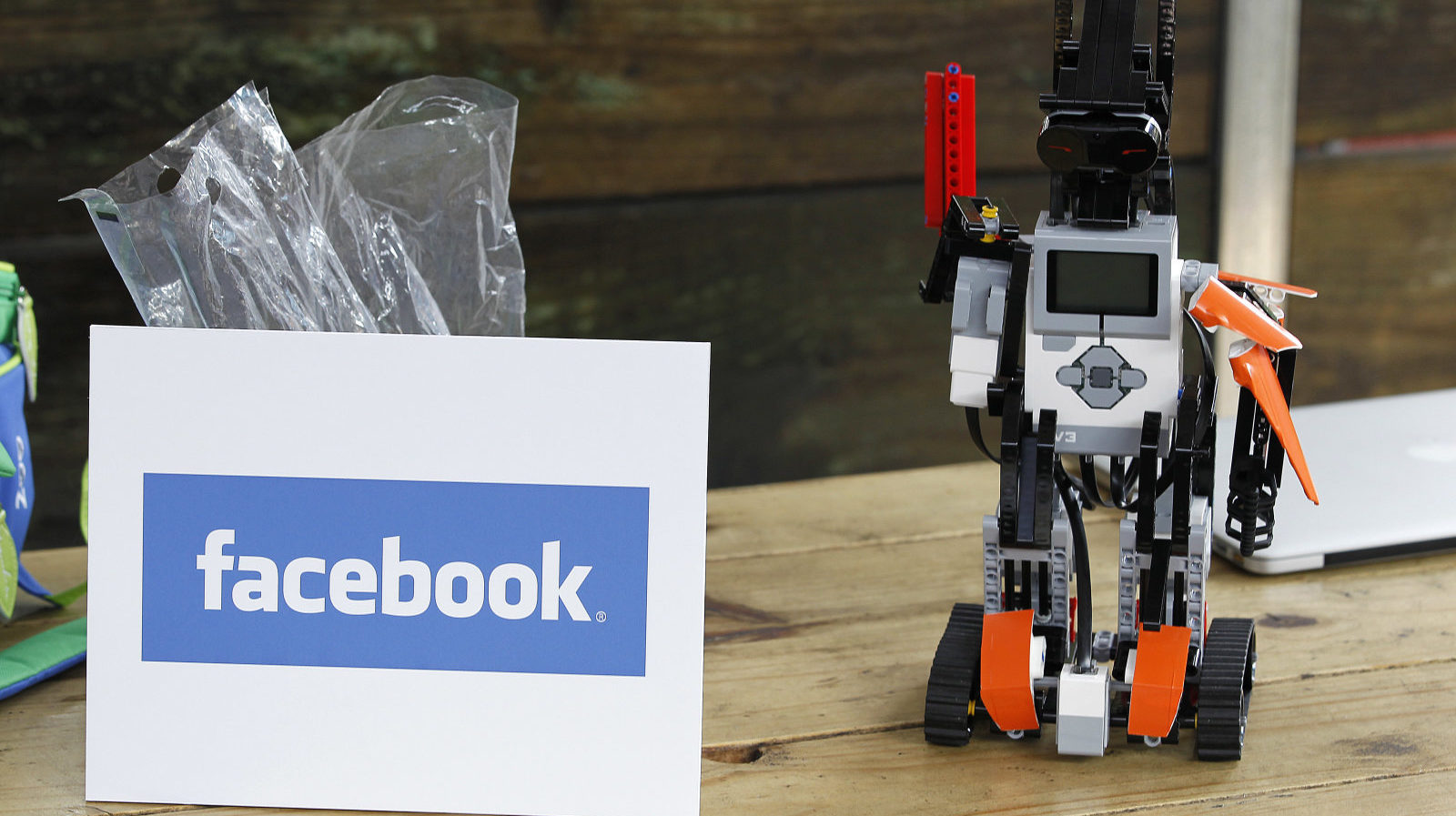 Facebook’un yapay zekalı robotu kendi yolunu buluyor