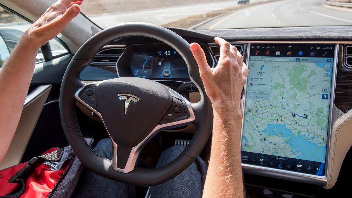 Tesla Autopilot ismini değiştirecek mi?