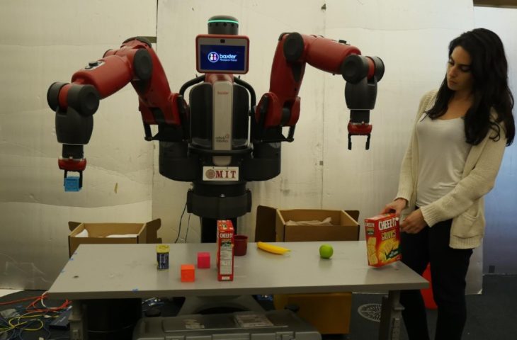 Yemek masası kuran robot