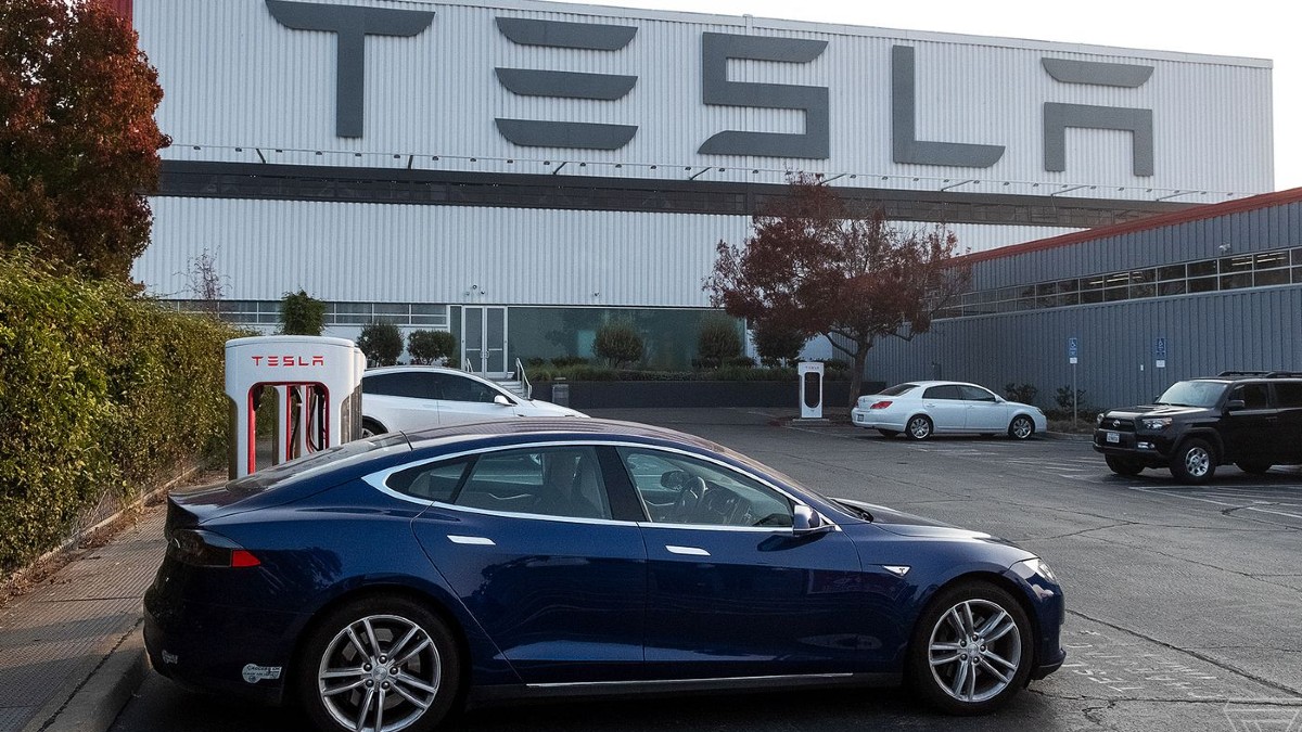 Tesla araçlara akıllı park özelliği geliyor