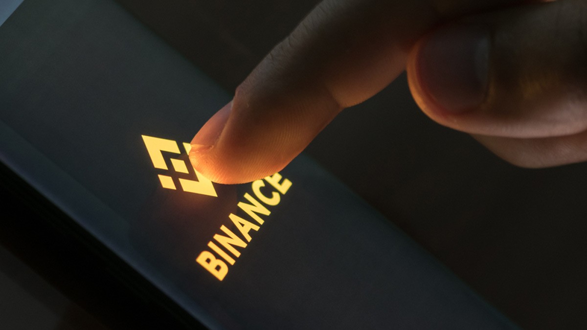 Binance'in ABD Adalet Bakanlığı tarafından bir başka soruşturmayla daha karşı karşıya olduğu bildiriliyor ve bu kez Rusya'ya uygulanan yaptırımlara yönelik olası ihlallerle ilgili çıkan haberlere göre, kripto para birimi değişiminin Rus müşterilerin ülkenin finans kurumlarına yönelik ABD yaptırımlarını aşmanın bir yolu olarak para taşımasına izin verip vermediğini araştırıyor.