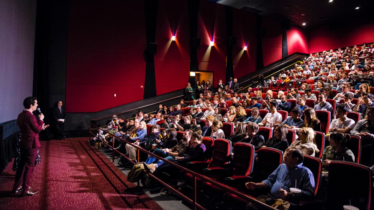 “Evrensel Bilim Kurgu ve Fantastik Film Festivali”, afiş tasarımıyla da ilklerin festivali olmayı sürdürüyor. 26-29 Eylül tarihleri arasında gerçekleştirilecek olan festival, yapay zekâ tarafından tasarlanan doğal afet odaklı festival afişine sahip olması dolayısıyla dikkat çekiyor.