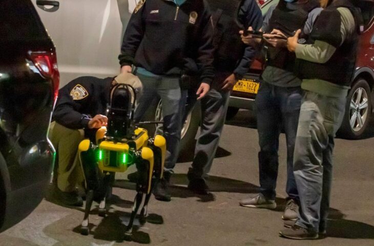 Robot köpek Spot polis