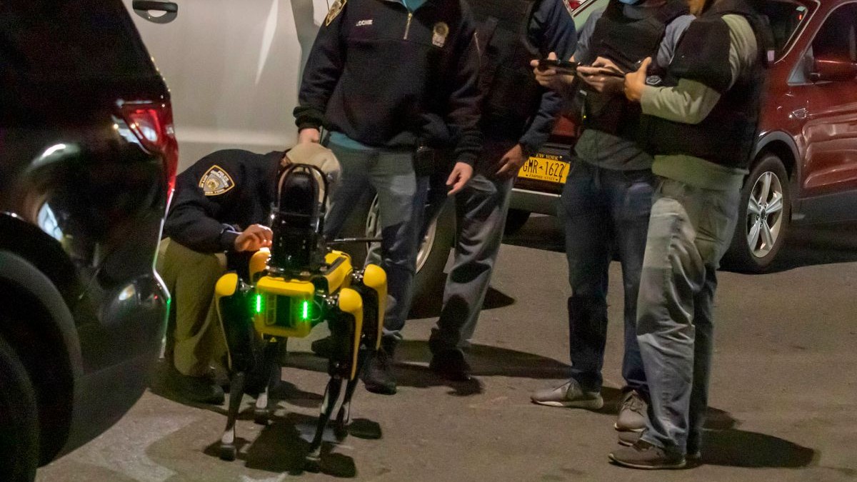 Robot köpek Spot polis