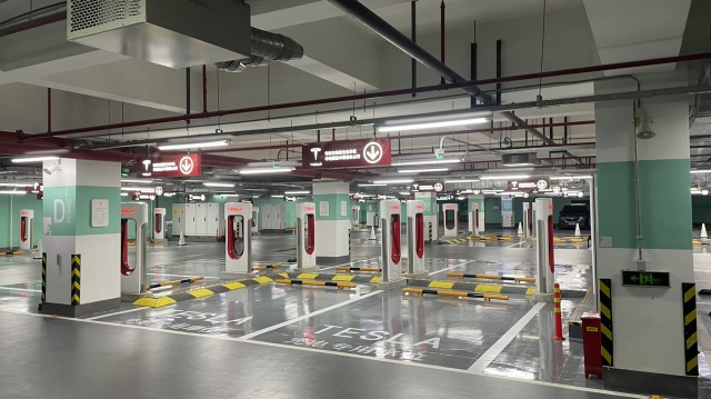 Tesla dünyanın en büyük şarj istasyonunu açtı
