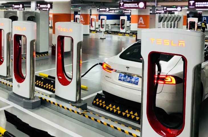 Tesla dev şarj istasyonu