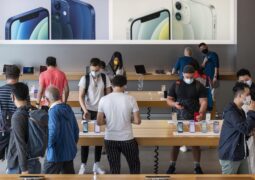 Apple aşılanmamış çalışanlarından test istiyor