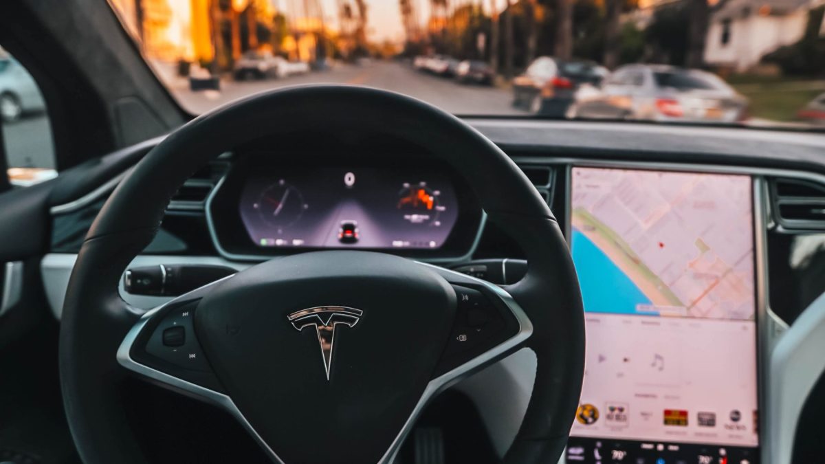 Tesla USB port eklemeden araçları teslim ediyor