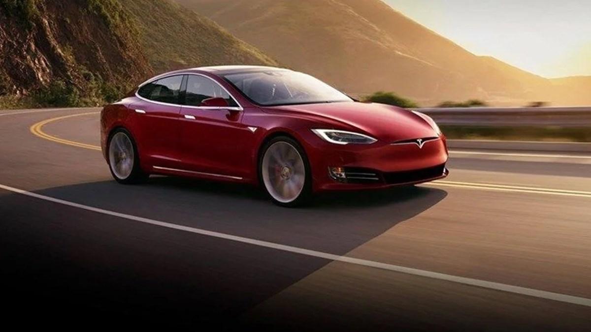 Tesla güvenlik sorunları nedeniyle araçlarını çağırıyor