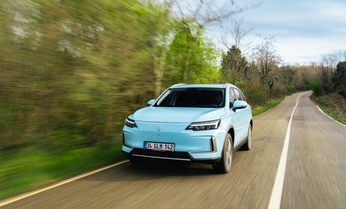 Teknolojik donanımlarla ürettiği elektrikli araçlarını Kasım 2021’den bu yana Ulu Motor distribütörlüğünde Türkiye pazarına sunan Skywell, kesintisiz uzun menzil yol almak isteyenlerin tercih ettiği SKYWELL ET5 LR modelini kullanıcılarıyla buluşturuyor.