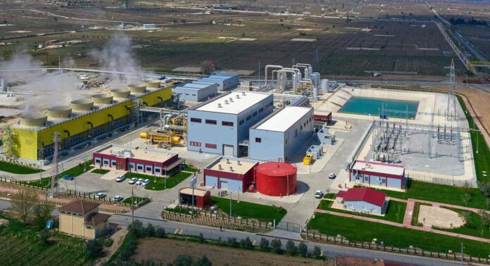 Türkiye’nin yenilenebilir enerji alanındaki öncülerinden olan Zorlu Enerji, Manisa'da bulunan Alaşehir Jeotermal Enerji Santrali’nde, aynı anda jeotermal ile güneşten enerji üretecek olan ve Türkiye’de bu alanın öncü örneklerinden olan birleşik yenilenebilir elektrik üretim tesisini devreye aldı.
