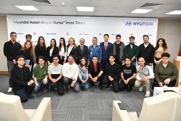 Hyundai Assan, daha parlak bir gelecek için öğrencileri maddi ve manevi olarak desteklemeye devam ediyor.