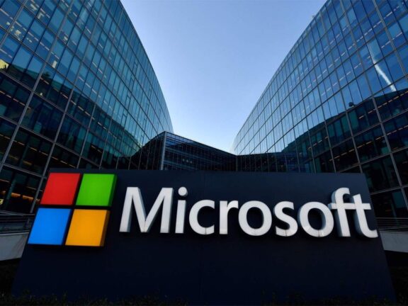 Insider'ın bildirdiğine göre, Microsoft'un kararıyla, geçen yıl yıllık maaşı %10 artarak 55 milyon dolara yükselen CEO Satya Nadella'dan gelen bir e-postayla yöneticileri bilgilendirdi
