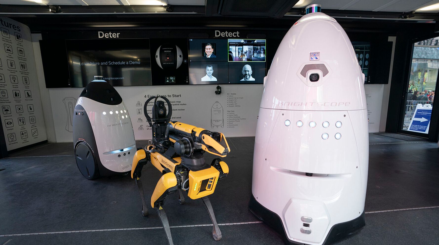 Robot polisler fikir ayrılığına neden oldu
