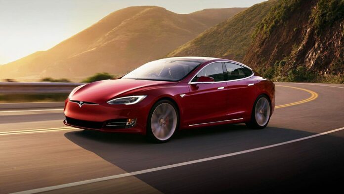 Elektrikli otomobil üreticisi Tesla’da işler biraz garip şekilde ilerliyor. CEO Elon Musk’ın kendi şirketinden para sızdırdığına dair iddiaların ardından soruşturma başlatıldı.