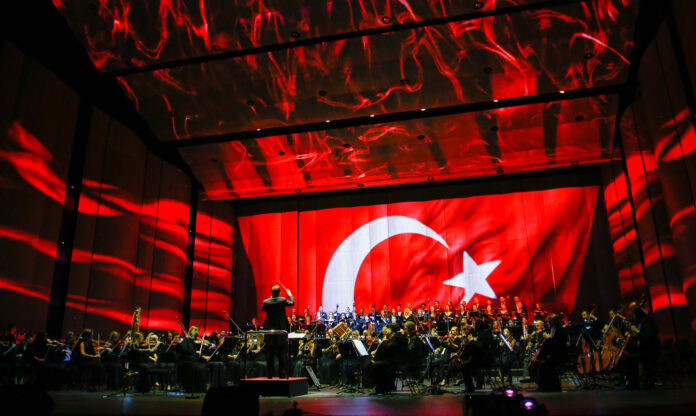 Senfoni orkestrası performansı dijital sanatla harmanlandı