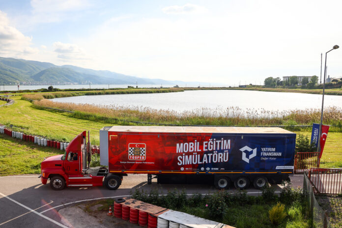 Türkiye Otomobil Sporları Federasyonu (TOSFED) tarafından, deprem bölgesindeki çocuklarımız için Yatırım Finansman ana sponsorluğunda özel olarak hazırlanan Mobil Eğitim Simülatörü, #HayataDeğerKatar sloganıyla yola çıktı. İlk olarak 09-10 Mayıs tarihlerinde Kahramanmaraş Karacasu Konteyner Kenti ve 11 Mayıs Perşembe günü de Kahramanmaraş Necip Fazıl Konteyner Kenti'nde çocuklarla buluşacak olan simülatör, 