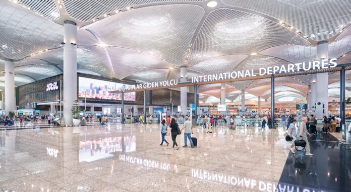 Istanbul Airport Mobil Uygulamasının tasarım ve altyapısını yeniledi. Tekrarlayan yapıları kaldırarak daha sade ve yalın bir akış yakalayan İGA İstanbul Havalimanı, yenilenen dijital kanalları ile kullanıcıların aradıklarına çok daha basit ve rahat erişebilecekleri bir arayüze geçmiş oldu.