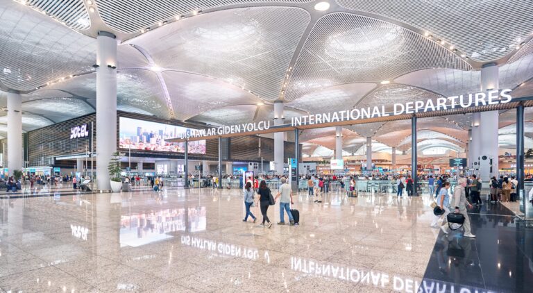 Istanbul Airport Mobil Uygulamasının tasarım ve altyapısını yeniledi. Tekrarlayan yapıları kaldırarak daha sade ve yalın bir akış yakalayan İGA İstanbul Havalimanı, yenilenen dijital kanalları ile kullanıcıların aradıklarına çok daha basit ve rahat erişebilecekleri bir arayüze geçmiş oldu.