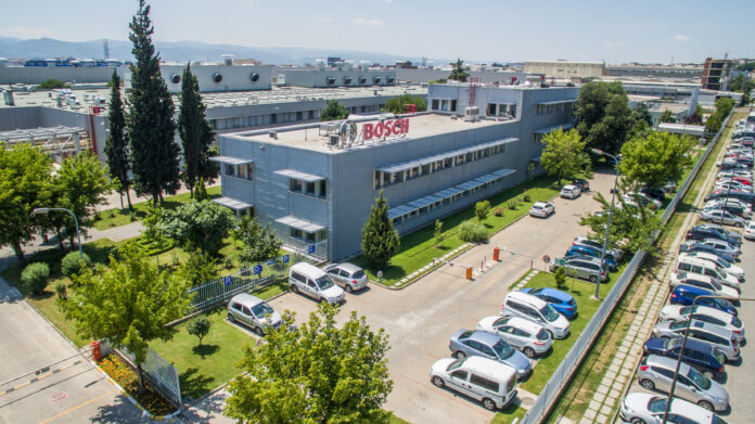 Bosch, Türkiye’de 2022 mali yılında net satış gelirini (konsolide edilmemiş şirketlerin satışları ve bağlı şirketlere sağlanan şirket içi teslimatlar dahil olmak üzere) iki kat artışla 83 milyar TL’ye (yaklaşık 4,1 milyar Euro) yükselterek yılı güçlü bir büyümeyle kapattı.