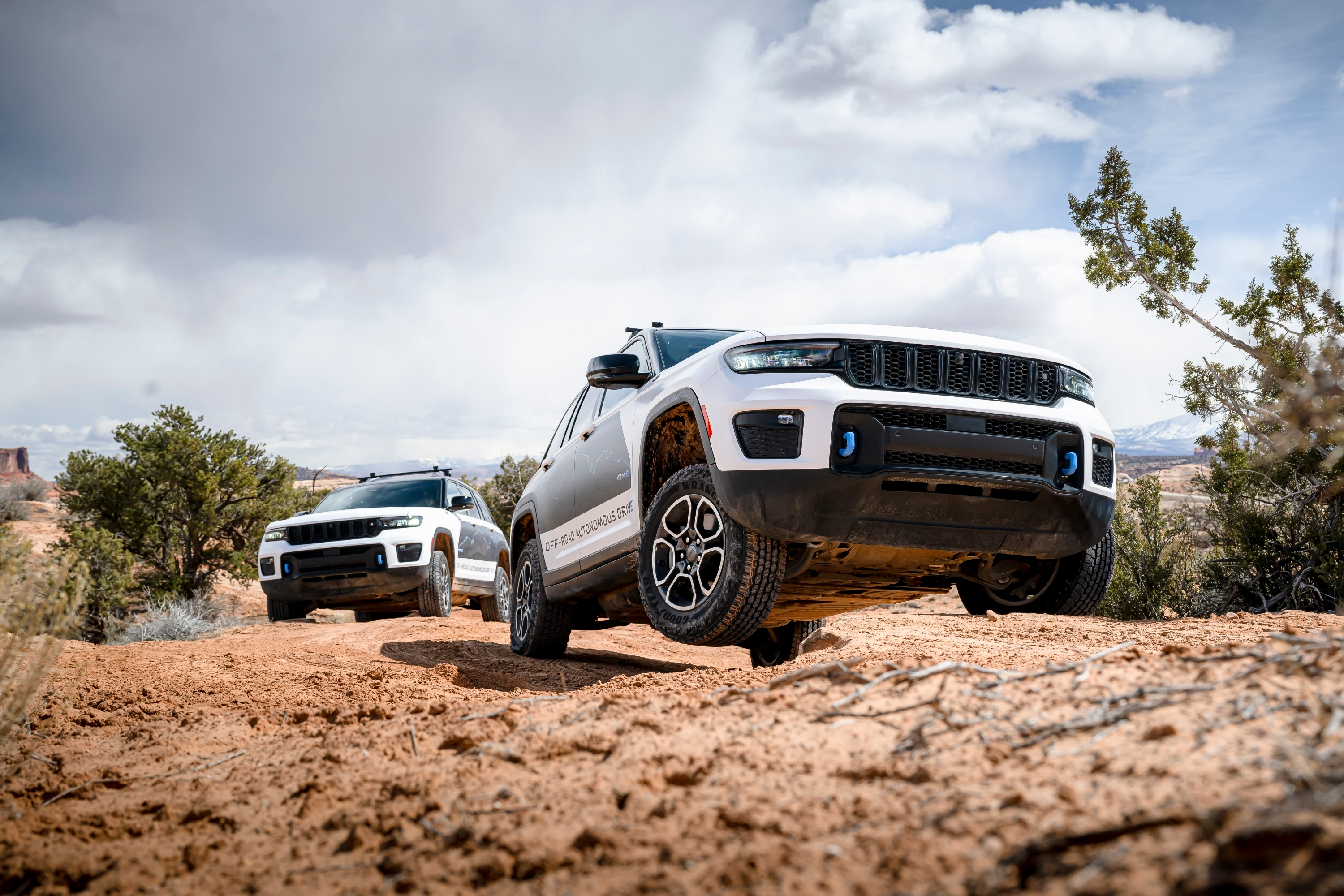 Jeep otonom arazi aracını test etti
