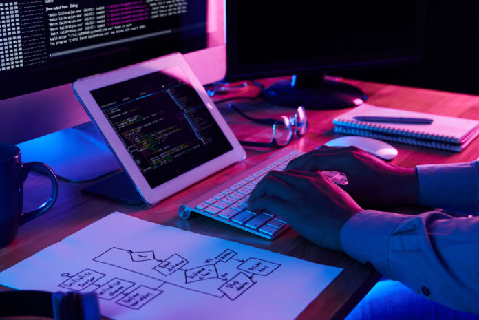 Statista verilerine göre 2023 sonuna kadar yazılım pazarındaki gelir 700 milyar dolara yaklaşacak. Yazılım sektöründeki en büyük payı ise 271,8 milyar dolar ile kurumsal yazılımlar alıyor.
