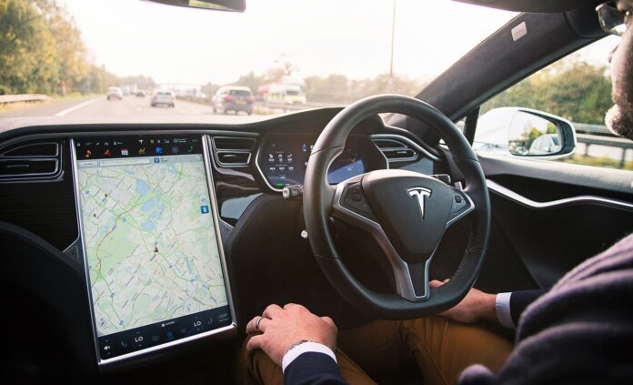 Tesla Otonom sürüş yazılımını başka bir şirkete satacak!