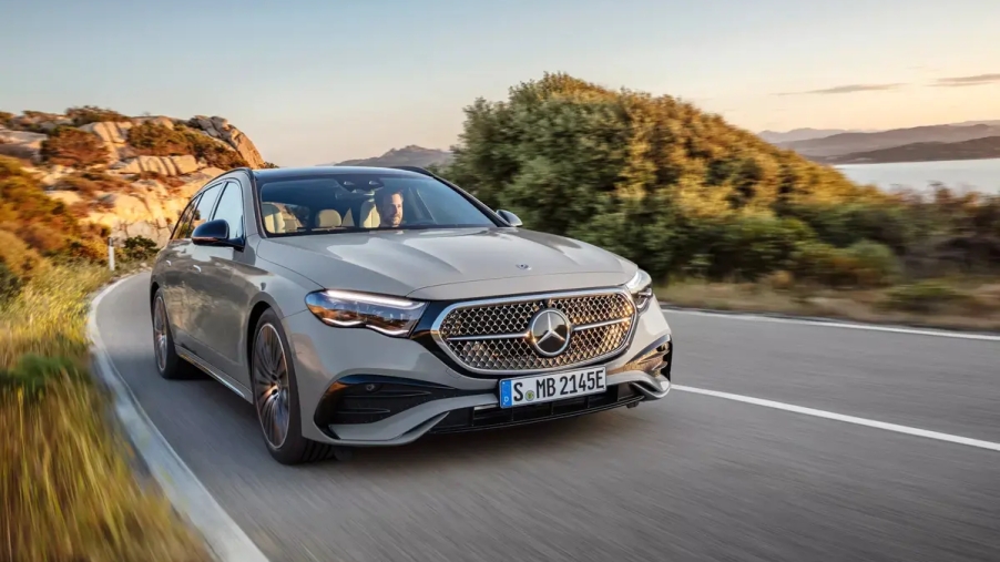 Mercedes E-Serisi TikTok, WebEx ve Zoom sunuyor!