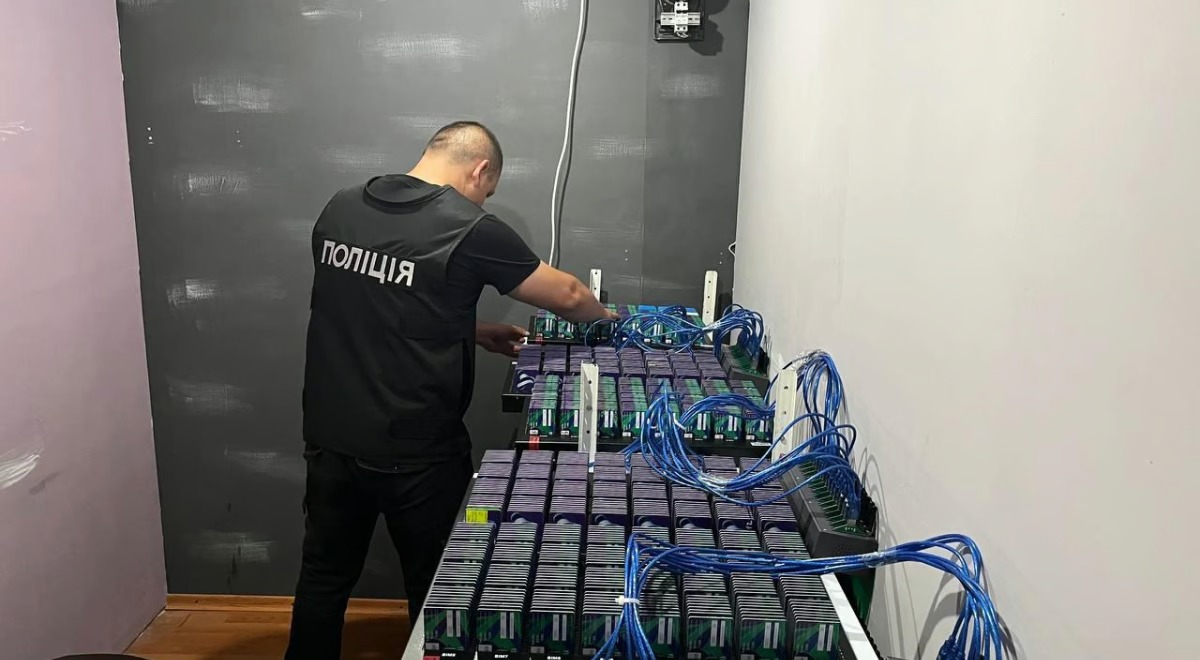 Ukrayna bot çiftliği için operasyon düzenledi