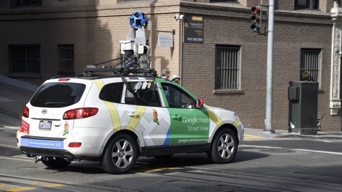Google Street View Aracı Kontrolden Çıkıp Dereye düştü