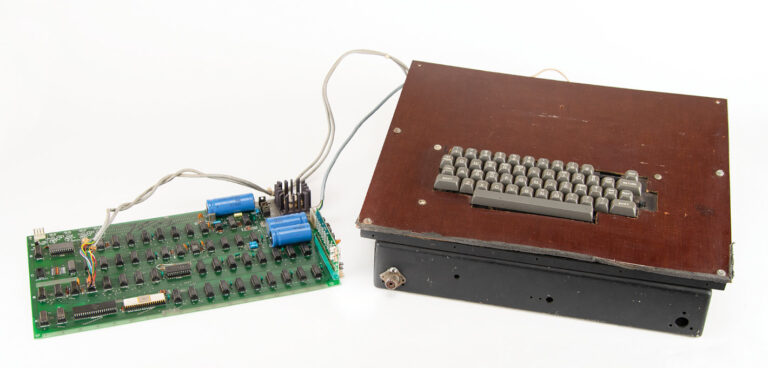Steve Wozniak tarafından imzalanan orijinal Apple-1