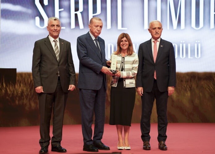 Vodafone Grubu Dünya İcra Kurulu Üyesi ve Avrupa CEO’su Serpil Timuray, Cumhurbaşkanlığı himayesinde gerçekleştirilen ve Türk diasporasının önemli isimlerini bir araya getiren Dünya Türk İş Konseyi 10. Kurultayı’nda “İş Dünyası Ödülü” aldı. Timuray, aynı zamanda DEİK DTİK Birleşik Krallık Ülke Temsilcisi seçildi.