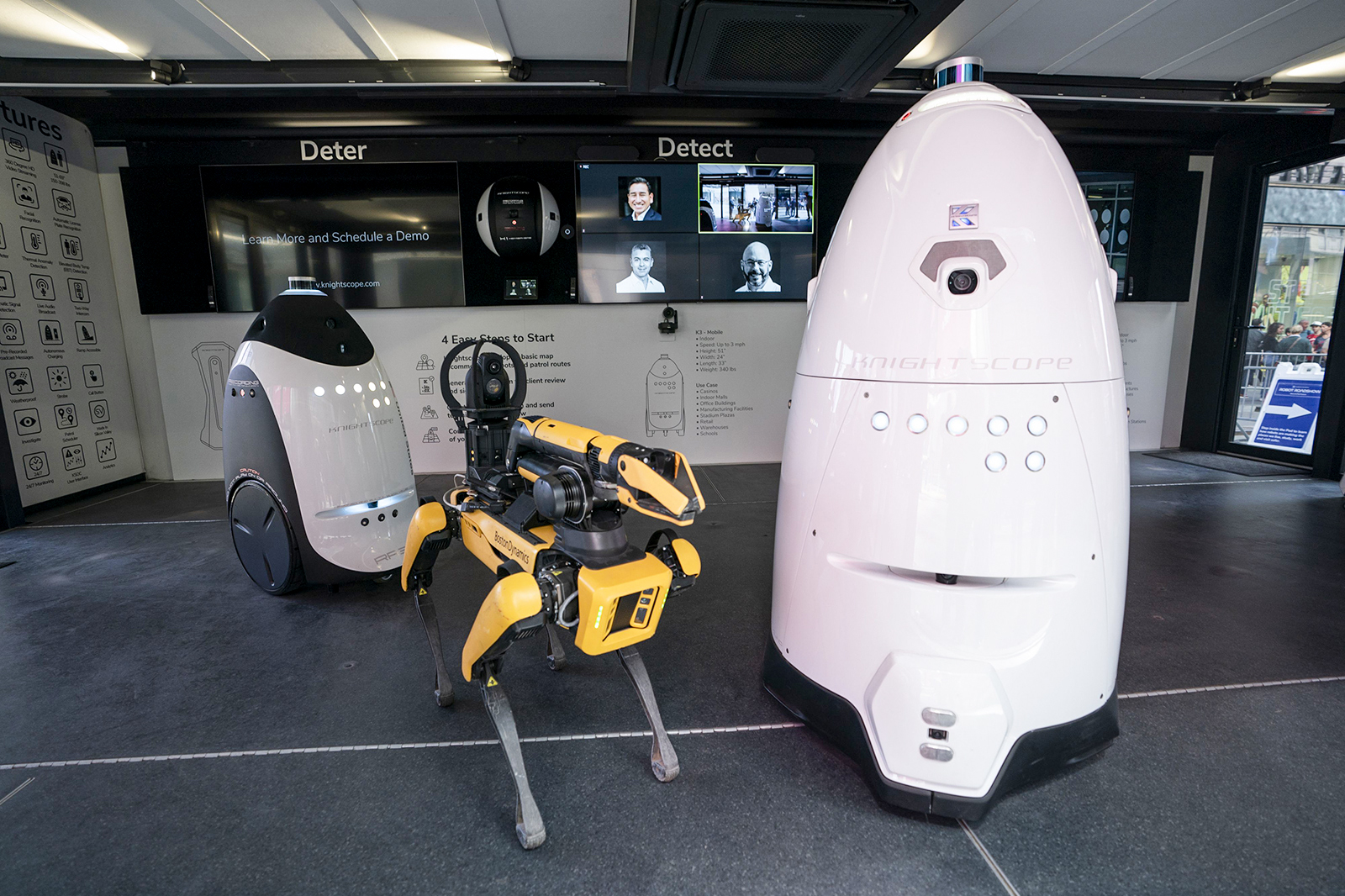 Times Meydanı metro istasyonunda güvenlik Robotu devreye girdi!