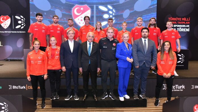 Bu sene 10. yılını kutlayan ve yeni nesil self servis finansal hizmetler markalar topluluğuna dönüşen BtcTurk, dört yıl süreyle yeniden Türkiye Milli Futbol Takımları ana sponsorluğunu üstlendi.