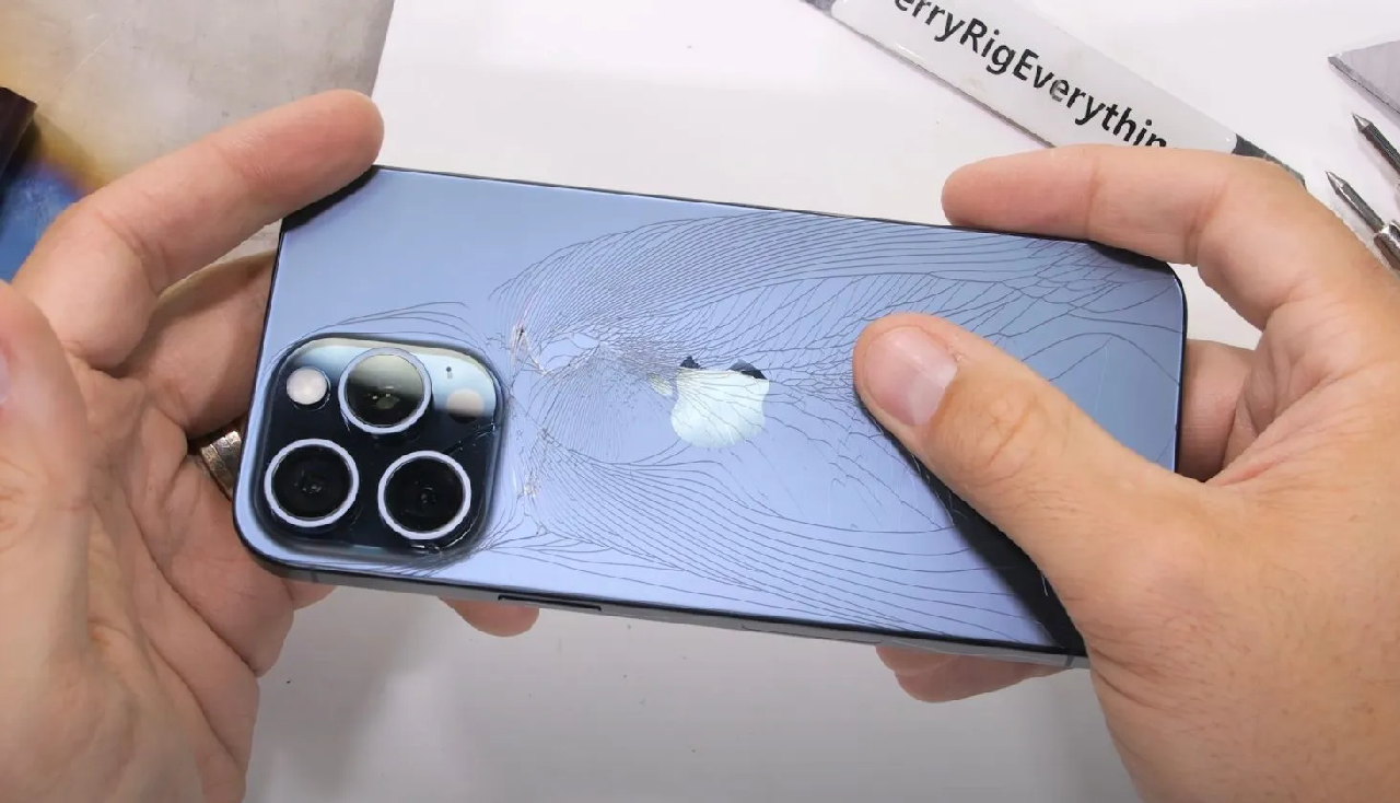 iPhone 15 Pro Max, sağlamlık testinde çatırdadı!